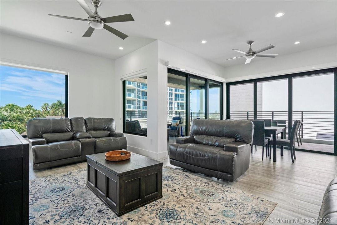 Recently Sold: $1,895,000 (3 beds, 3 baths, 2736 Square Feet)