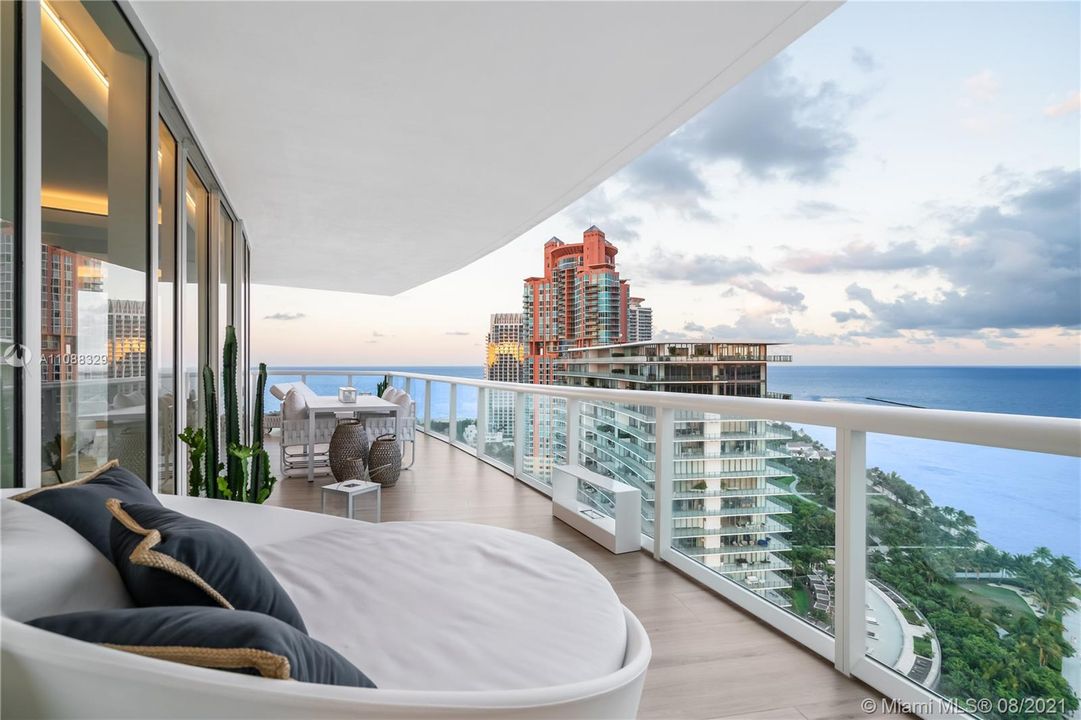 Recently Sold: $6,150,000 (3 beds, 3 baths, 2190 Square Feet)