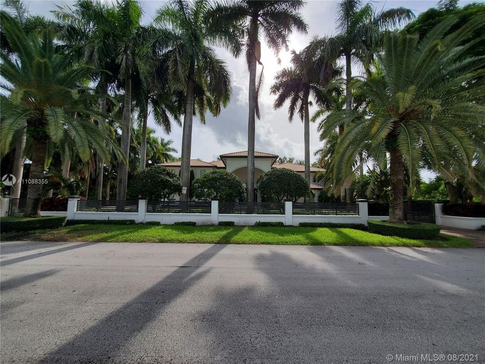 Recently Sold: $2,200,000 (5 beds, 4 baths, 4486 Square Feet)