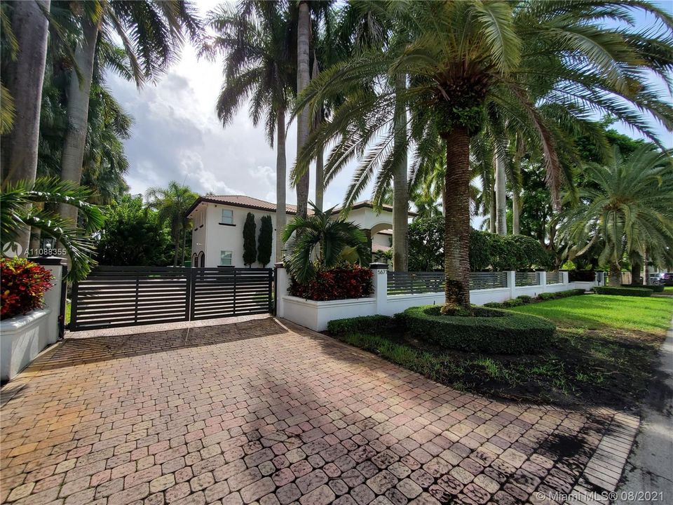 Recently Sold: $2,200,000 (5 beds, 4 baths, 4486 Square Feet)