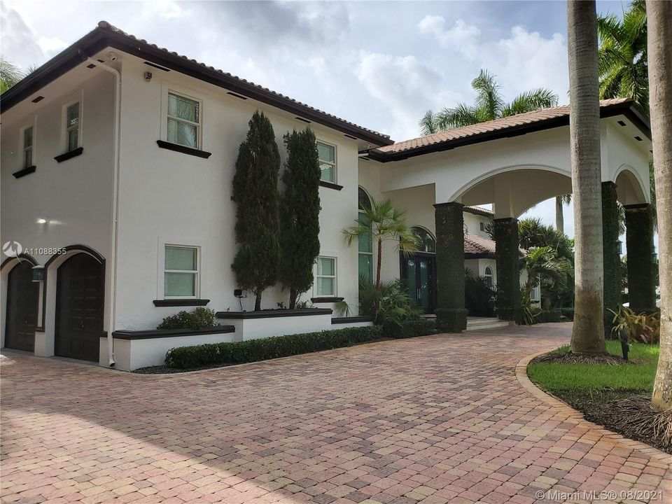 Recently Sold: $2,200,000 (5 beds, 4 baths, 4486 Square Feet)