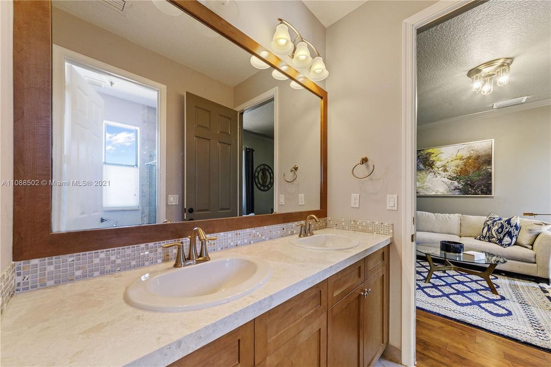 Недавно арендовано: $17,000 (5 спален, 5 ванн, 4110 Квадратных фут)