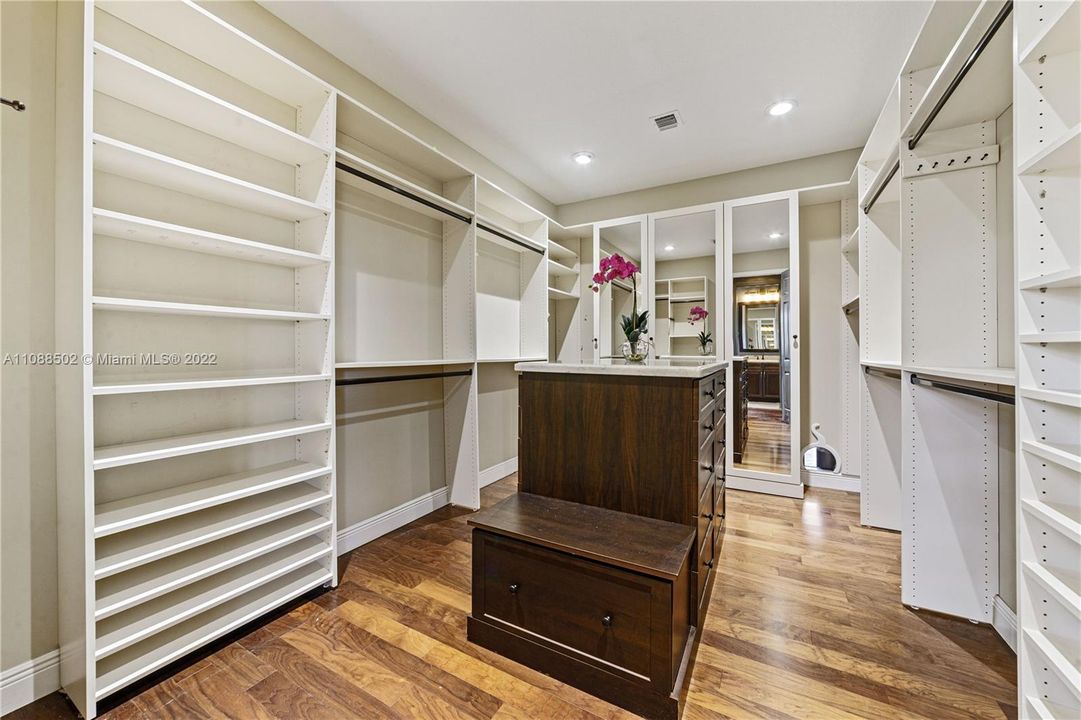 Недавно арендовано: $17,000 (5 спален, 5 ванн, 4110 Квадратных фут)