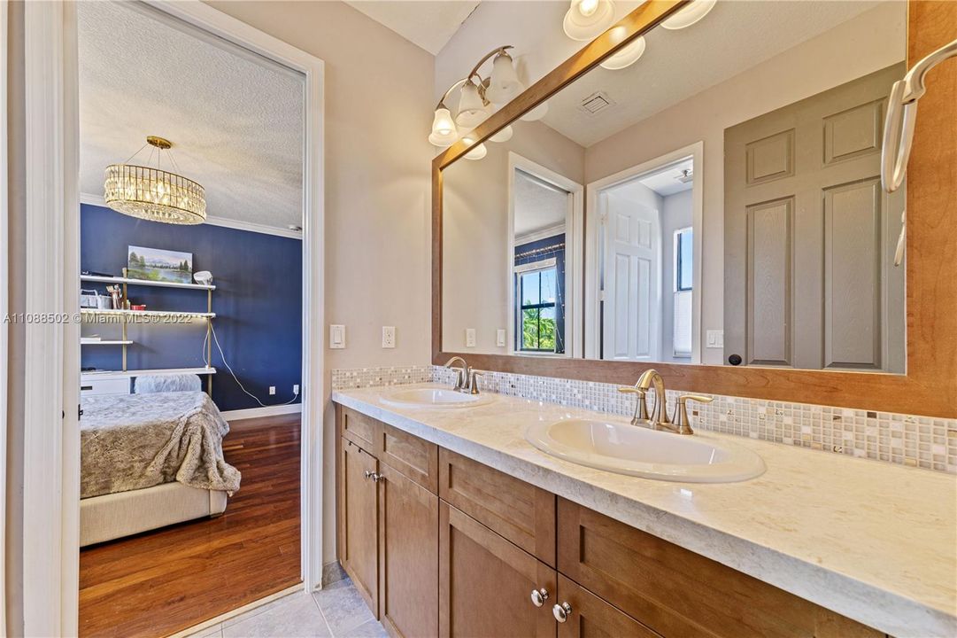 Недавно арендовано: $17,000 (5 спален, 5 ванн, 4110 Квадратных фут)