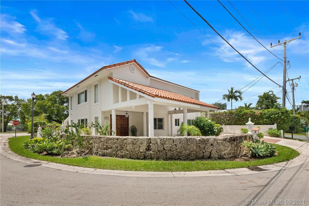 Recently Sold: $2,499,000 (3 beds, 3 baths, 2744 Square Feet)
