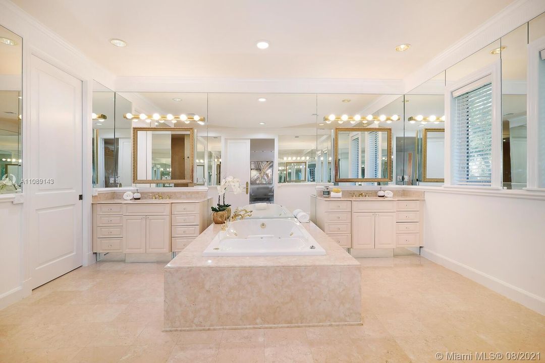 Recently Sold: $2,995,000 (4 beds, 4 baths, 4581 Square Feet)