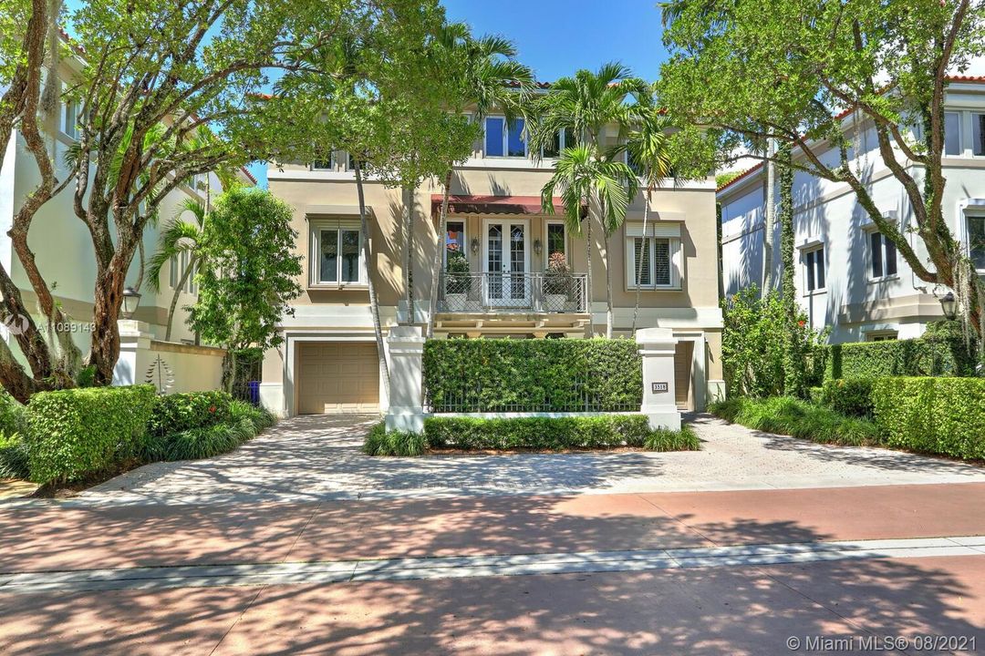 Recently Sold: $2,995,000 (4 beds, 4 baths, 4581 Square Feet)