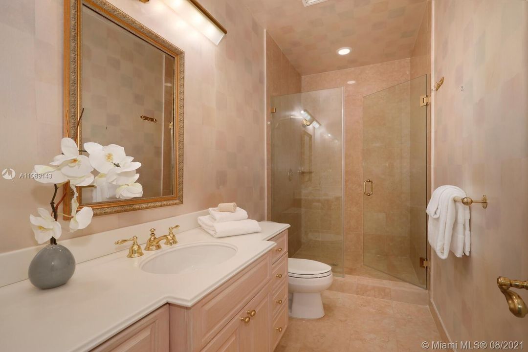 最近售出: $2,995,000 (4 贝兹, 4 浴室, 4581 平方英尺)