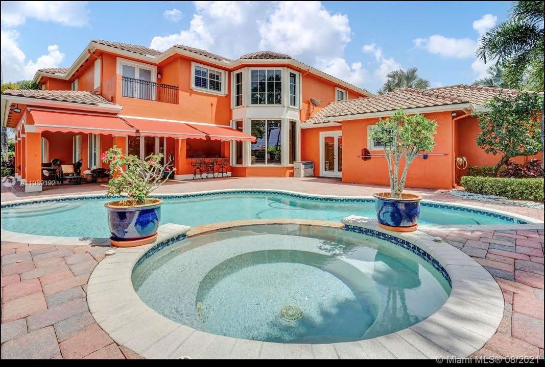 Recently Sold: $1,400,000 (5 beds, 4 baths, 4774 Square Feet)