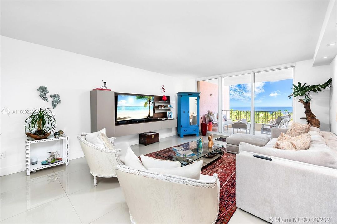 Recently Sold: $2,395,000 (2 beds, 3 baths, 2100 Square Feet)
