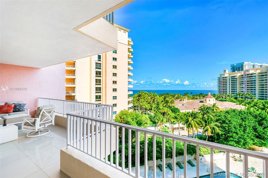 Recently Sold: $2,395,000 (2 beds, 3 baths, 2100 Square Feet)