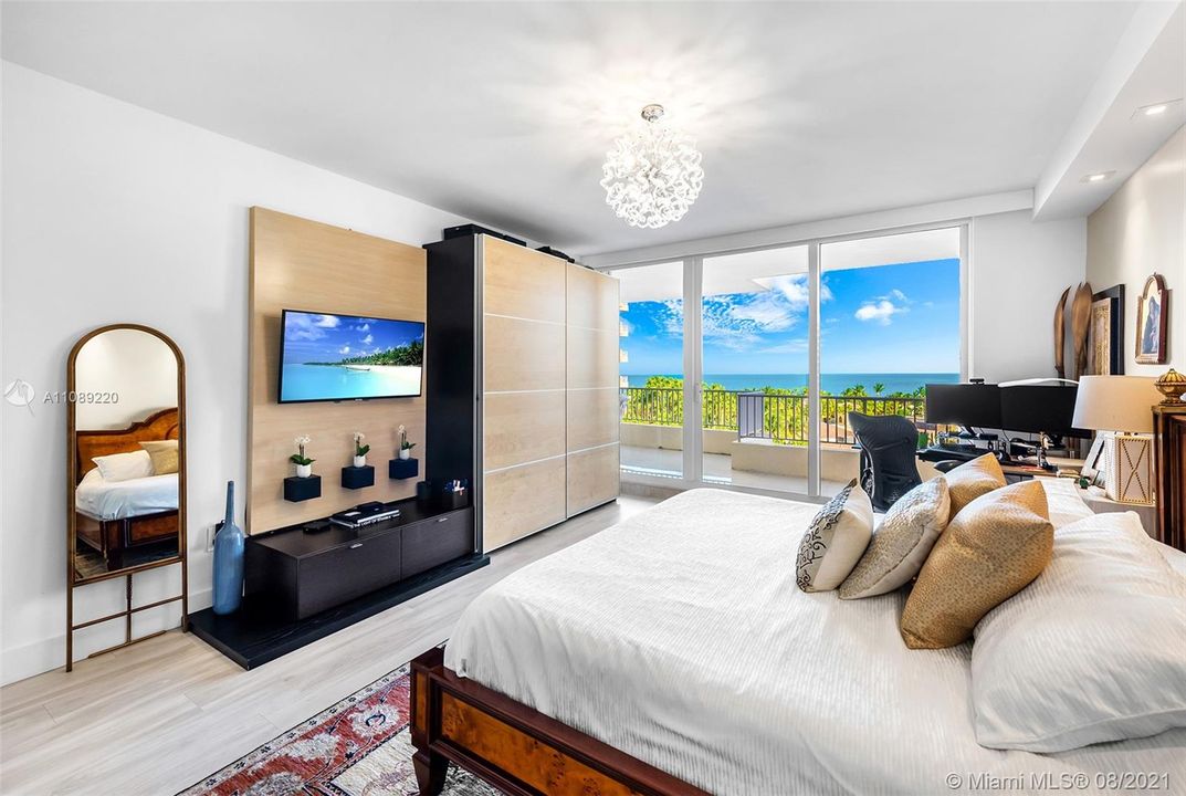 Spacious Master bedroom with direct ocean views!