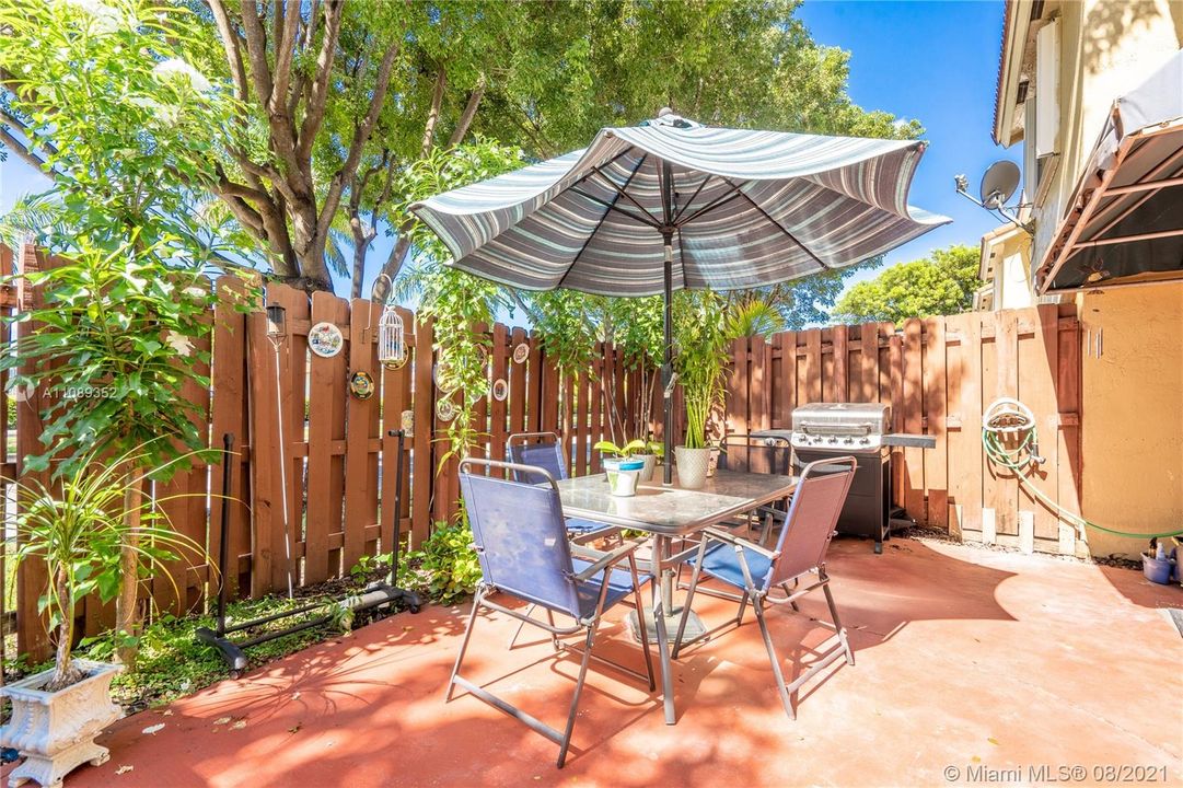 Recently Sold: $220,000 (2 beds, 2 baths, 904 Square Feet)