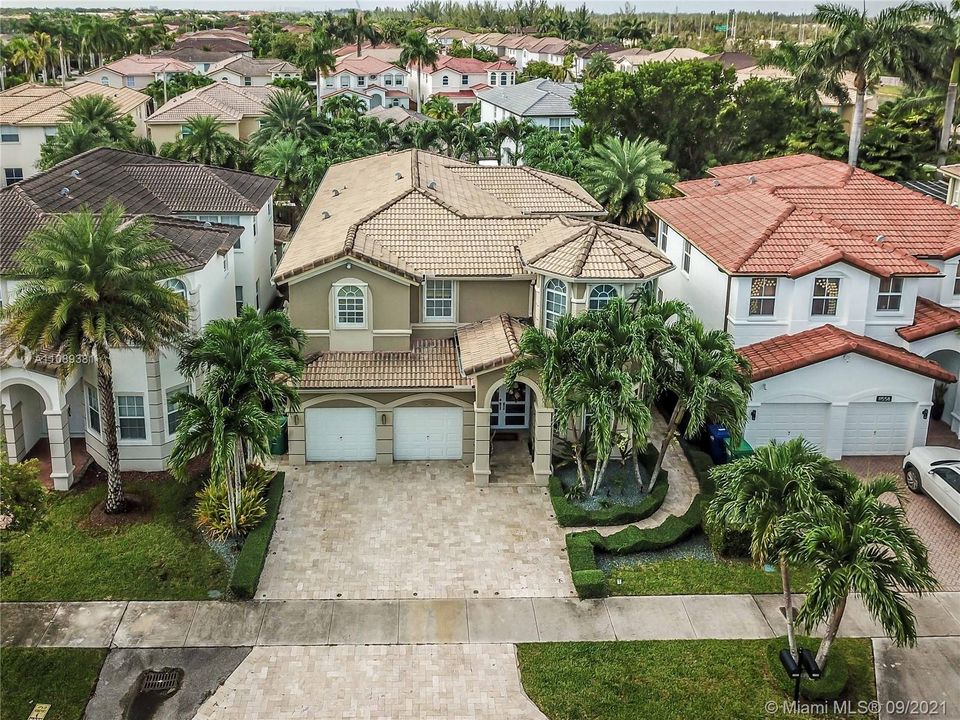 Recently Sold: $990,000 (5 beds, 4 baths, 3636 Square Feet)