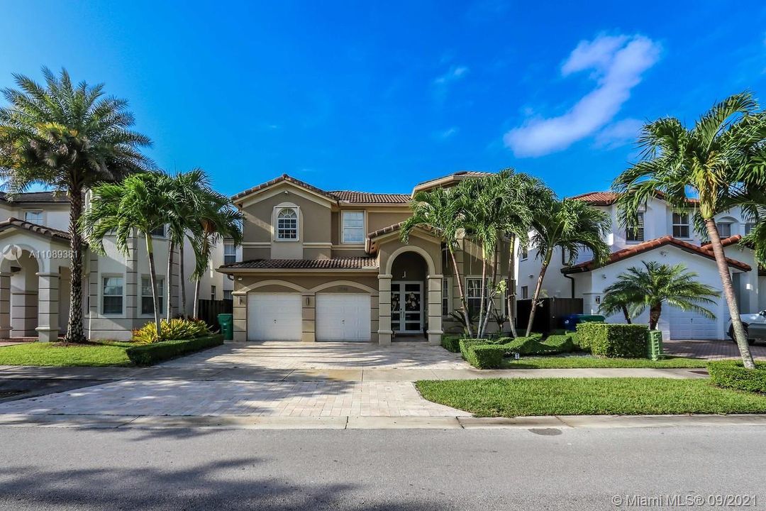 Recently Sold: $990,000 (5 beds, 4 baths, 3636 Square Feet)