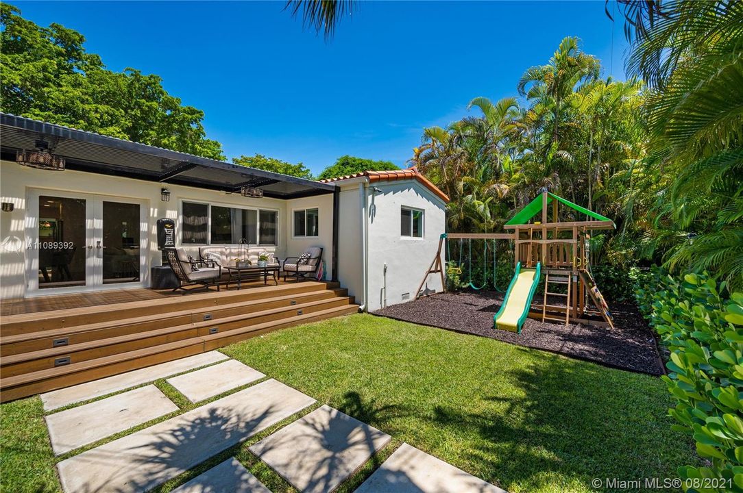 Recently Sold: $1,150,000 (3 beds, 2 baths, 1802 Square Feet)