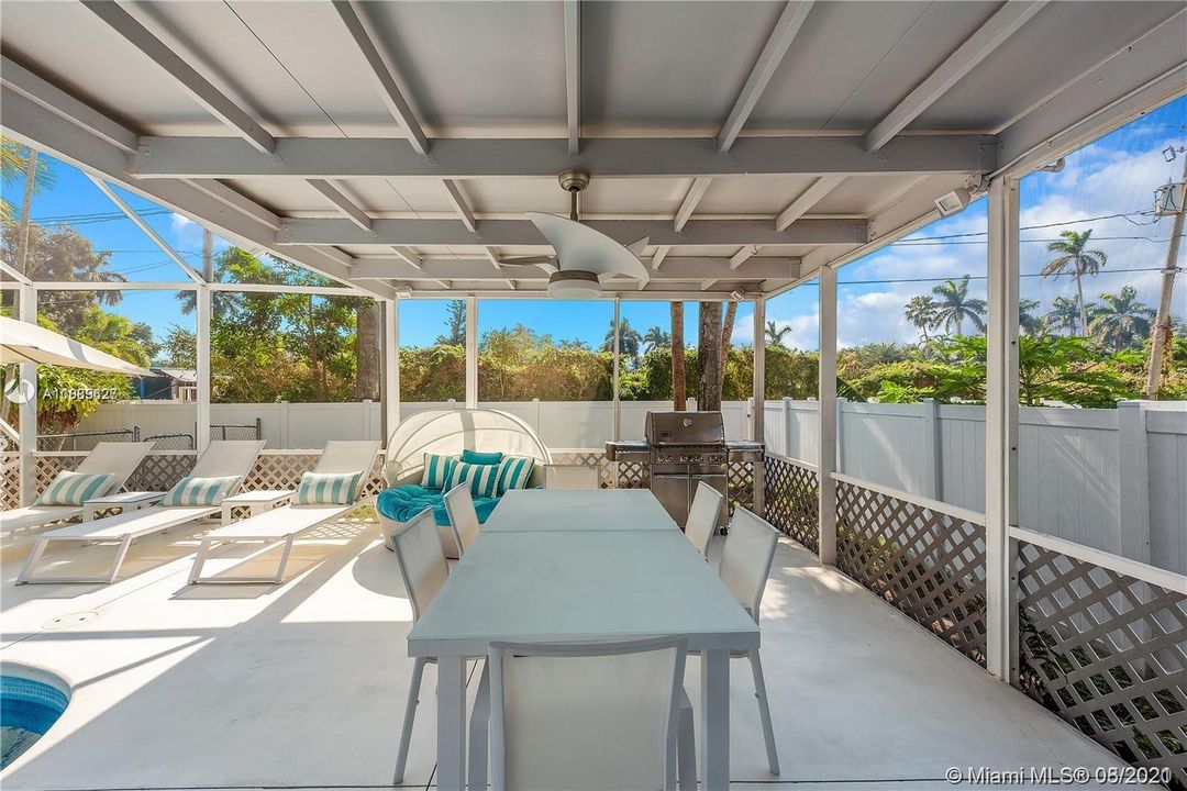 Recently Sold: $950,000 (3 beds, 2 baths, 1956 Square Feet)