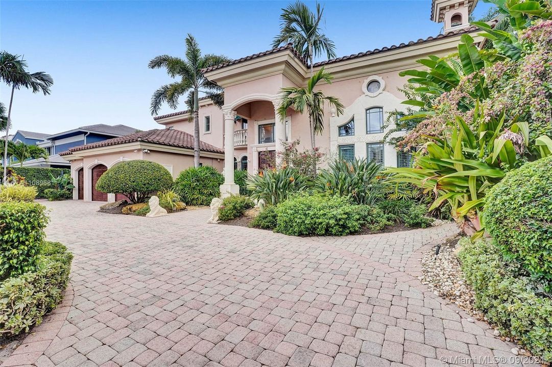 Recently Sold: $4,999,999 (6 beds, 6 baths, 5176 Square Feet)