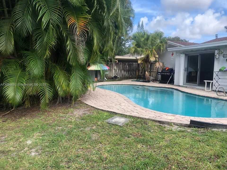 Recently Sold: $445,000 (3 beds, 2 baths, 1564 Square Feet)