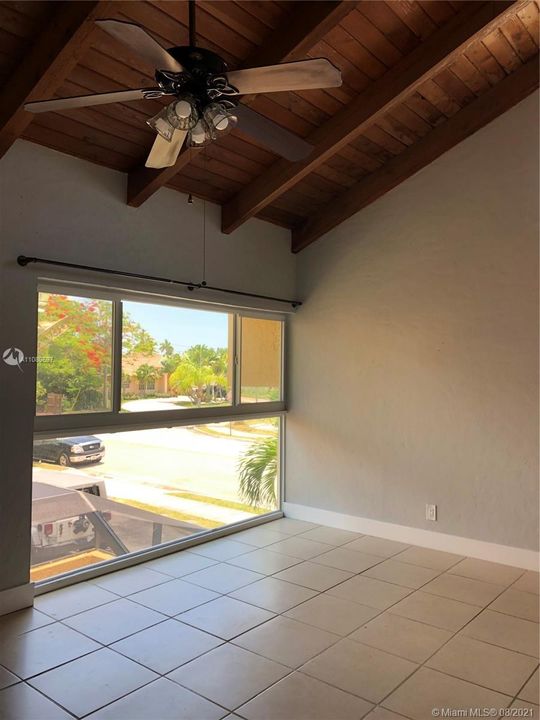 Recently Rented: $2,175 (2 beds, 1 baths, 1034 Square Feet)