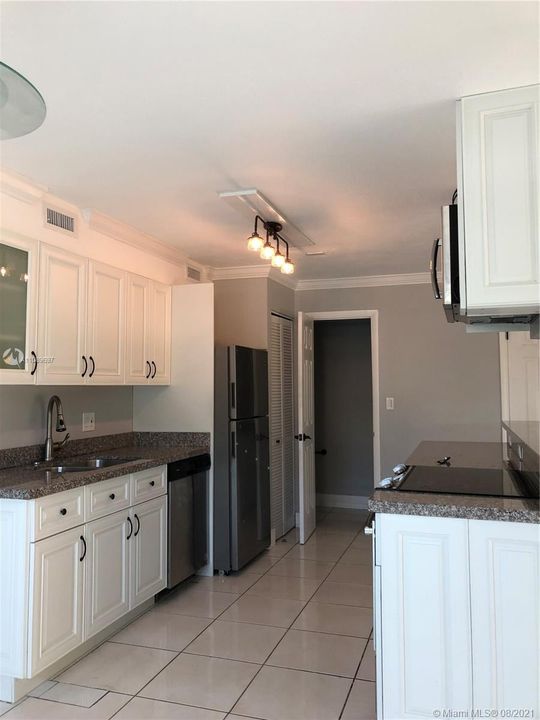 Recently Rented: $2,175 (2 beds, 1 baths, 1034 Square Feet)