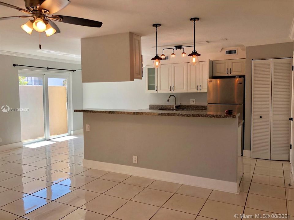 Recently Rented: $2,175 (2 beds, 1 baths, 1034 Square Feet)