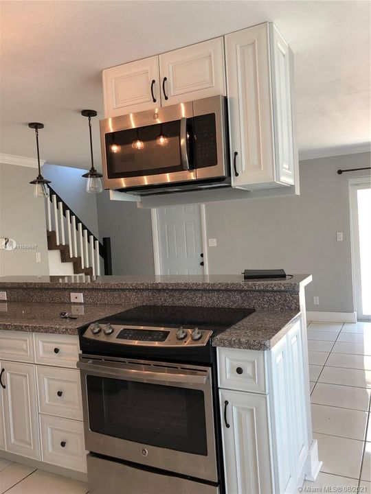 Recently Rented: $2,175 (2 beds, 1 baths, 1034 Square Feet)