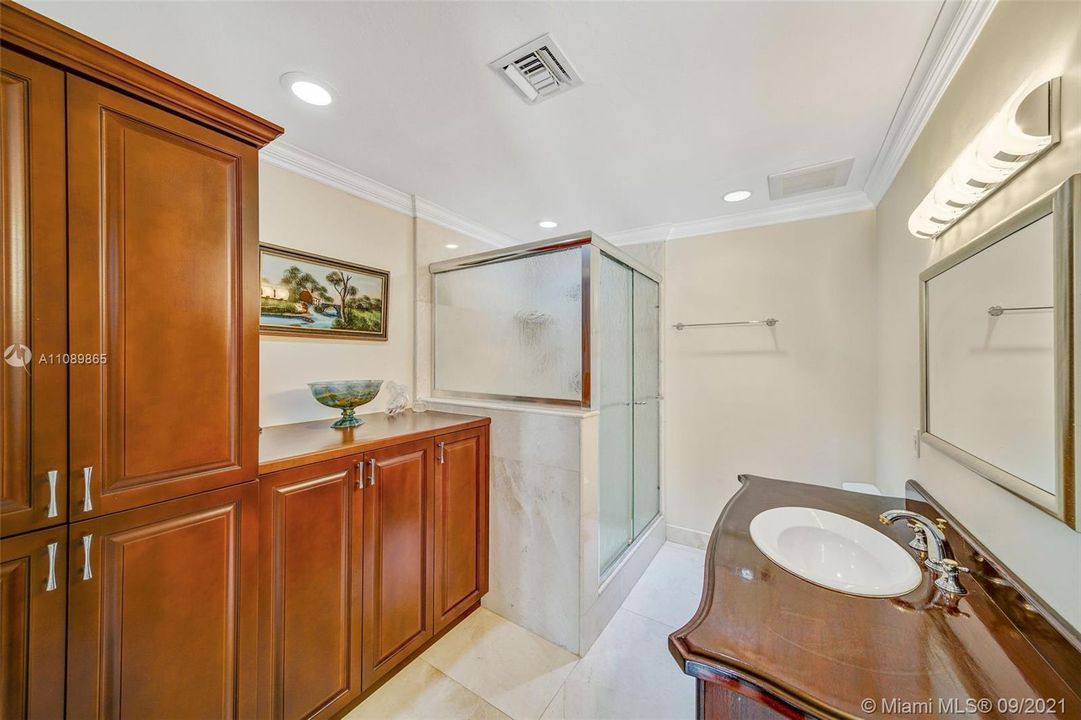 最近售出: $1,975,000 (3 贝兹, 3 浴室, 1928 平方英尺)
