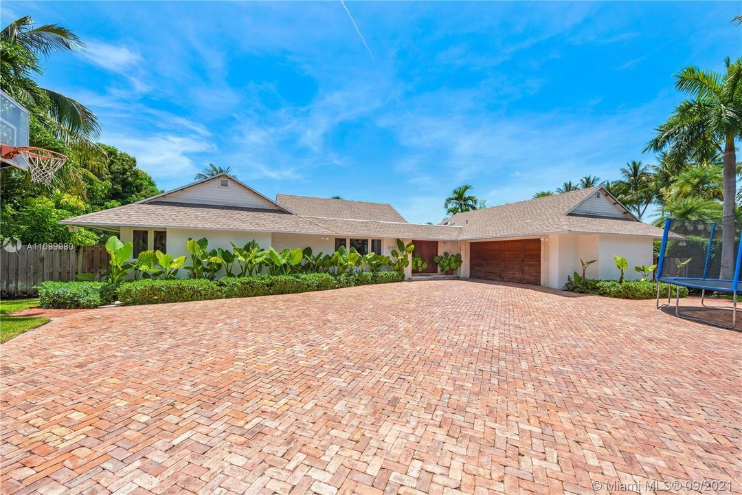 Recently Sold: $8,480,000 (4 beds, 3 baths, 3898 Square Feet)