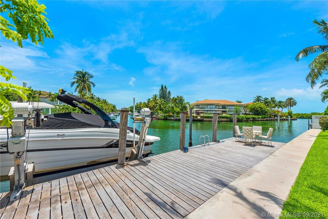 Recently Sold: $8,480,000 (4 beds, 3 baths, 3898 Square Feet)