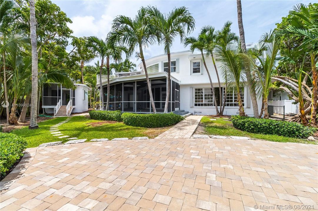 Recently Sold: $5,350,000 (9 beds, 5 baths, 5166 Square Feet)