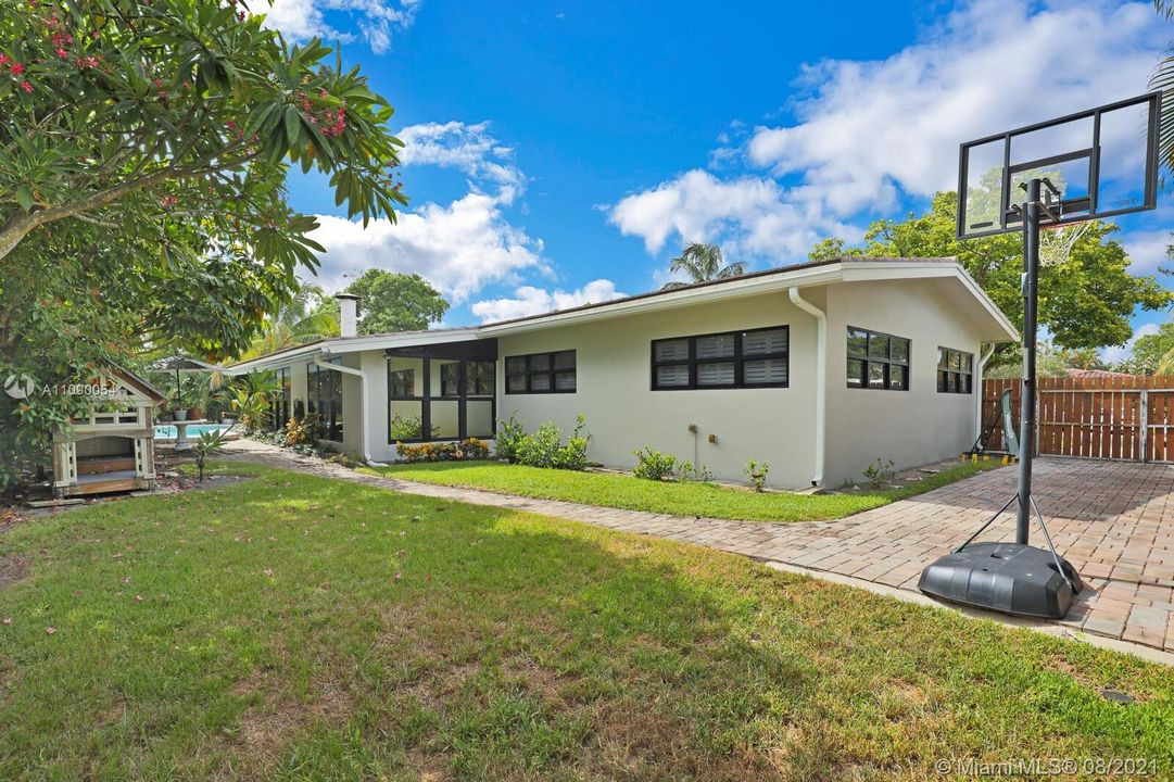 Recently Sold: $1,079,000 (3 beds, 2 baths, 1726 Square Feet)