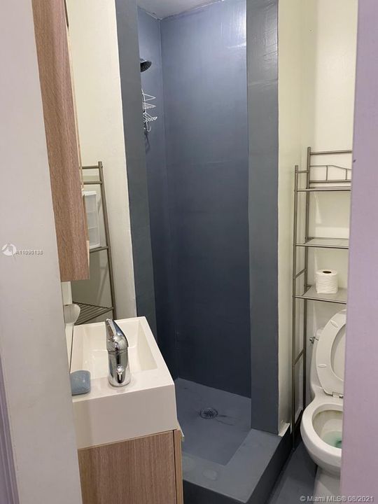 Full bath accessible from Bay Area