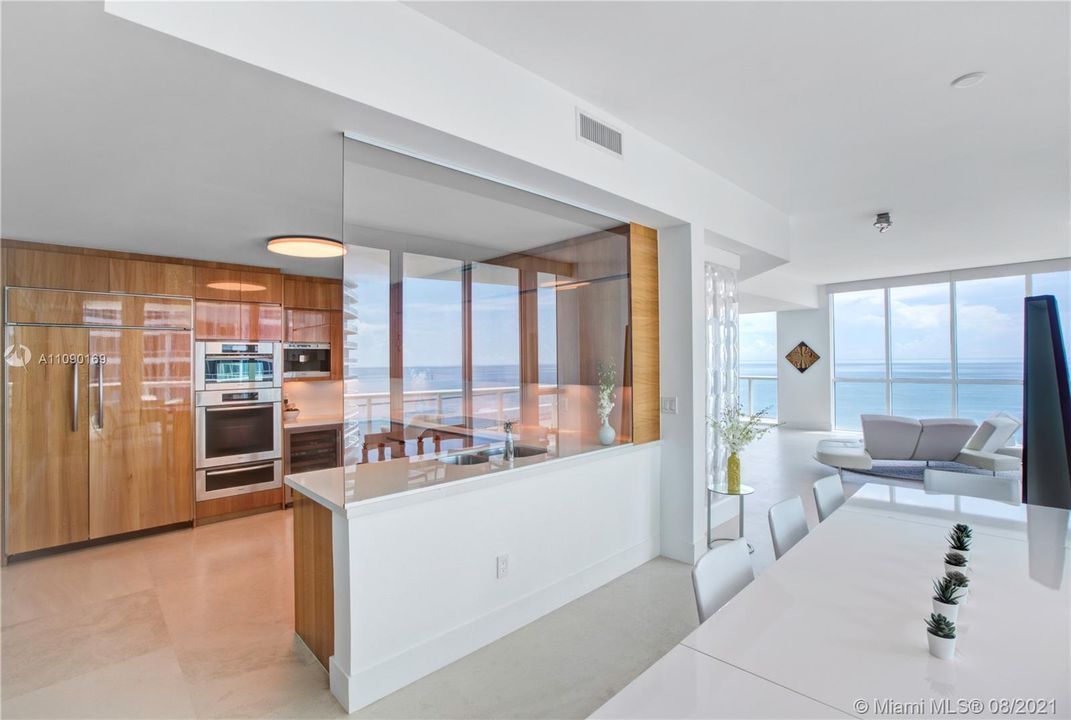 Recently Sold: $10,450,000 (3 beds, 4 baths, 3403 Square Feet)