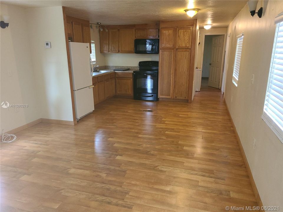 Recently Rented: $1,400 (2 beds, 1 baths, 775 Square Feet)