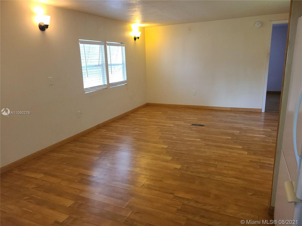 Recently Rented: $1,400 (2 beds, 1 baths, 775 Square Feet)