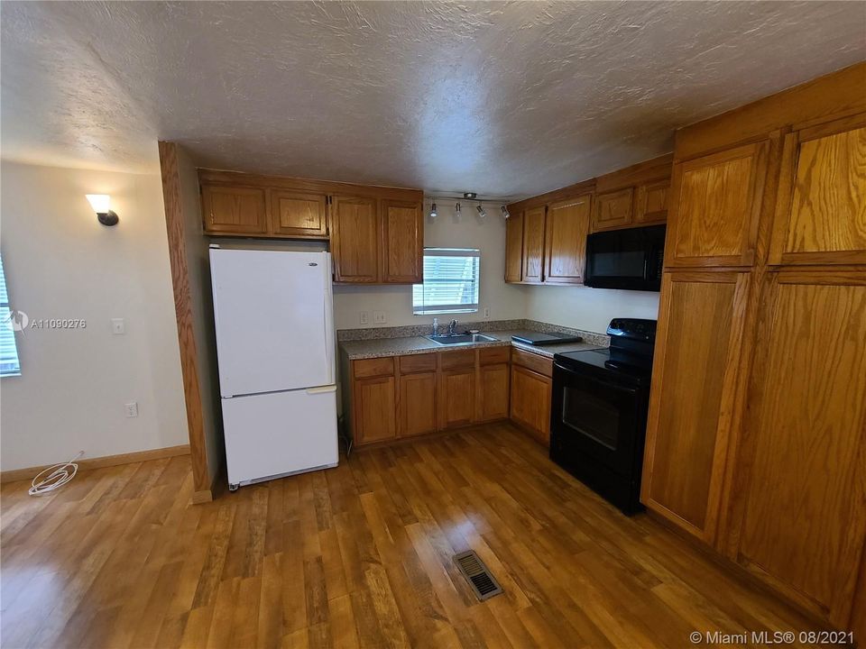 Recently Rented: $1,400 (2 beds, 1 baths, 775 Square Feet)