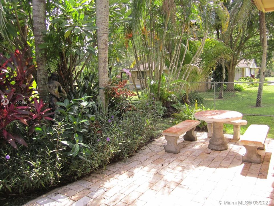 Recientemente alquilado: $1,300 (1 camas, 1 baños, 650 Pies cuadrados)