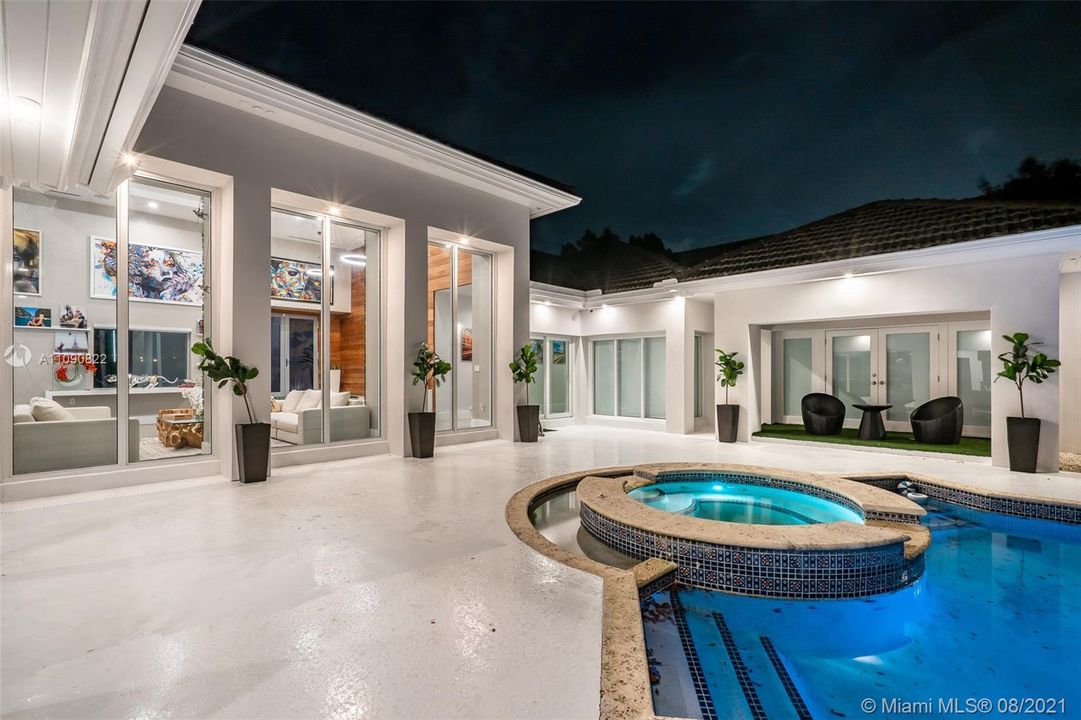 Recently Sold: $3,085,000 (6 beds, 5 baths, 4682 Square Feet)