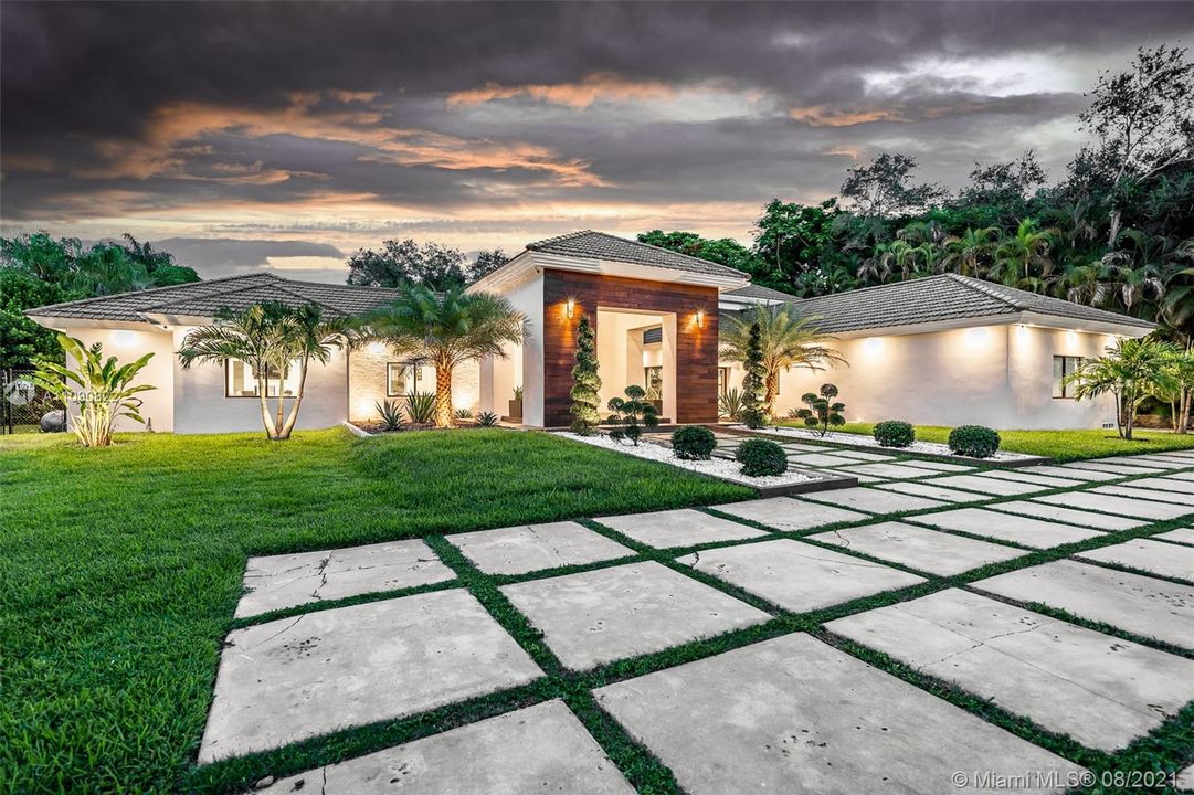 Recently Sold: $3,085,000 (6 beds, 5 baths, 4682 Square Feet)