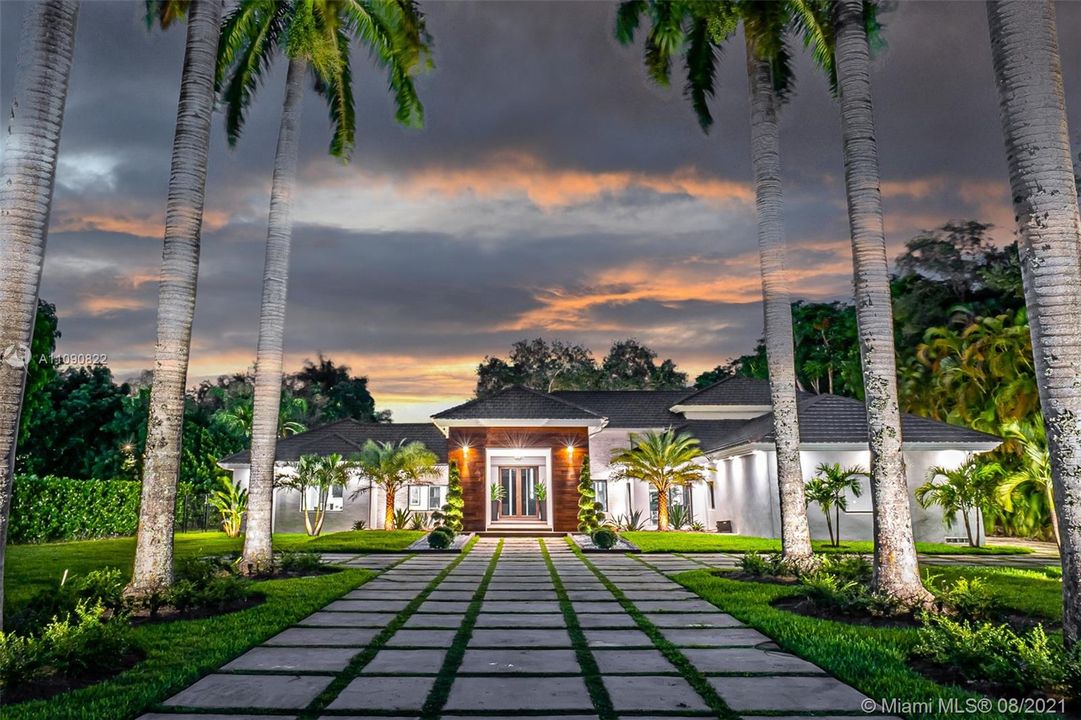 Recently Sold: $3,085,000 (6 beds, 5 baths, 4682 Square Feet)