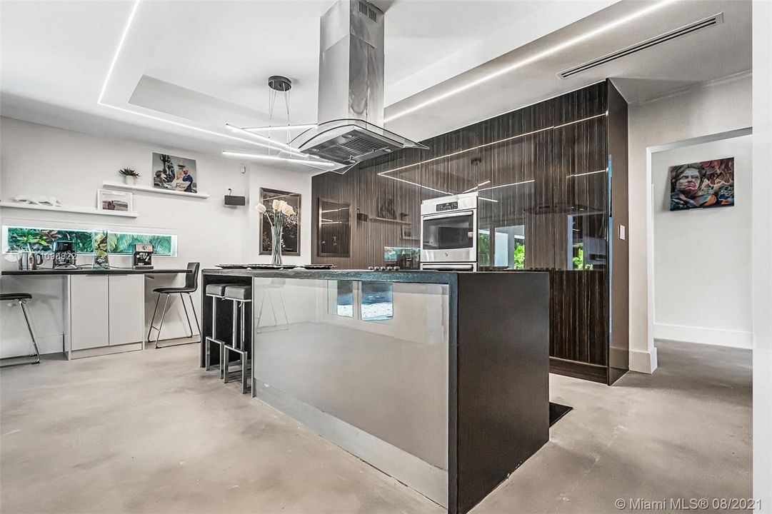 Recently Sold: $3,085,000 (6 beds, 5 baths, 4682 Square Feet)