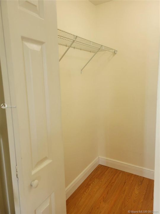 007MasterBedroomCloset1