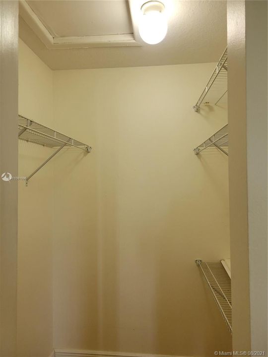 007MasterBedroomCloset2