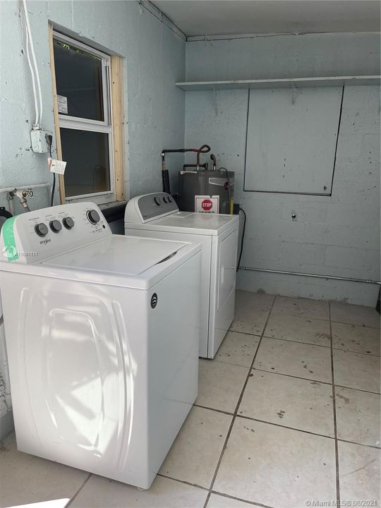Laundryroom is a separatebuilding right off the kitchen.
