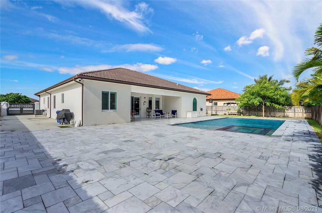 Recently Sold: $950,000 (5 beds, 3 baths, 2664 Square Feet)