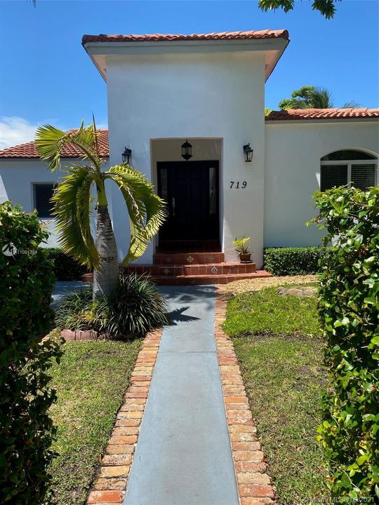 Recently Sold: $1,050,000 (4 beds, 2 baths, 1715 Square Feet)
