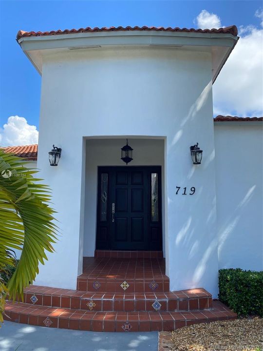 Recently Sold: $1,050,000 (4 beds, 2 baths, 1715 Square Feet)