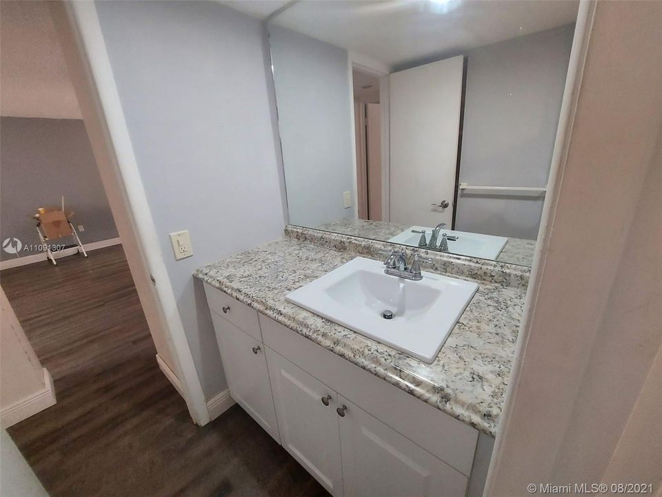 Recently Rented: $19,200 (1 beds, 1 baths, 725 Square Feet)