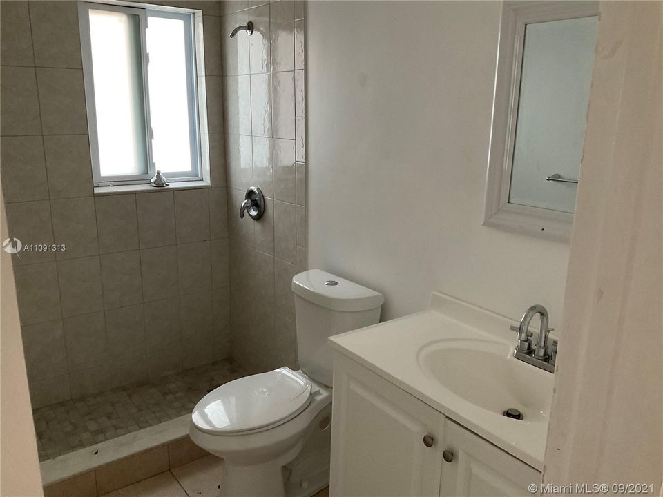 Recently Rented: $1,699 (2 beds, 1 baths, 1000 Square Feet)